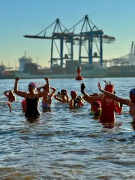 Weihnachtshelfer baden für den guten Zweck