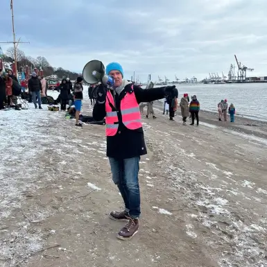 Orgamitglied spricht zu den Eisbademeisters
