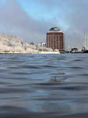 Blick auf das schneebedeckte Elbufer von der Elbe aus