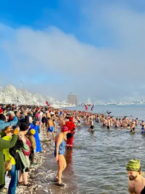 1000 Menschen gehen fü einen guten Zweck in die kalte Elbe