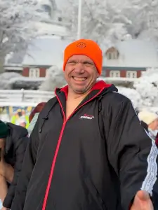 Mann freut sich auf das bevorstehende Eisbad