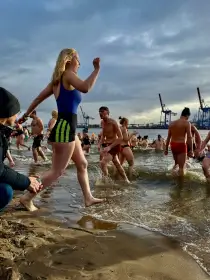 Frau geht demonstrativ ins kalte Wasser.