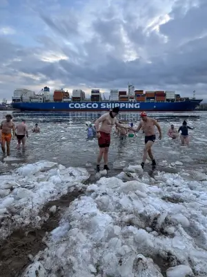 Eisbader in Hamburg mit einem großen Pot im Hintergrund