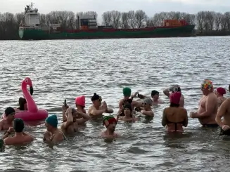 Menschen baden in kalter Elbe, um obdachlose Menschen ein neues Hause zu geben.