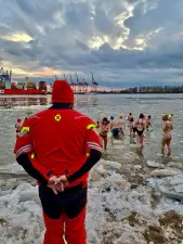 Rettungskraft hat ein wachsames Auge auf die Eisbader in Hamburg