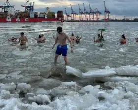 junger mann beendet sein Eisbad