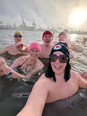 Selfi von fünf Eisbader in der Elbe