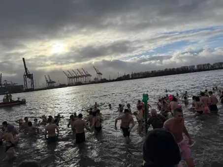 Menschengruppe im eisigen Wasser