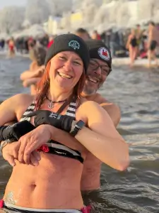 Anbaden bei winterlichen Temperaturen.