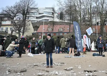 Menschen unterstützen die Spendenaktion der Eisbademeisters-Hamburg und treffen sich im Winter wöchentlich am Elbstrand.