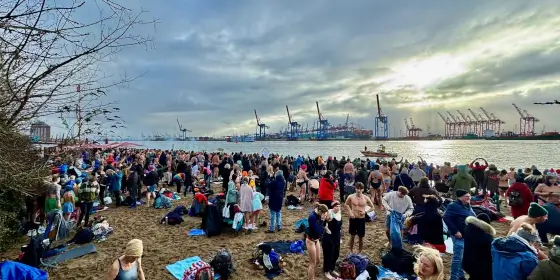 Eisbadeevent am Elbstrand in Hamburg: Eisbader treffen sich, um für den guten Zweck ins Wasser zu gehen.