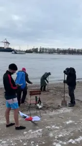 Menschen buddeln am Strand im gefrorenen Sand