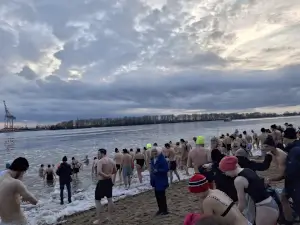 Eisbader kämpfen sich in die vereiste Elbe