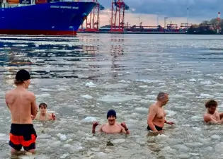 Menschen im 0,5 Grad kaltem Wasser sind umzingelt von Eisschollen