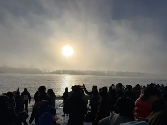 Menschen blicken auf das Wasser bei diesiger Sicht