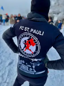 Person mit T'Shirt Aufdruck FC St. Pauli