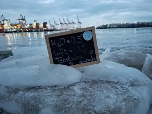 Schild mit Info der Wasser- und Lufttemperatur platziert auf einer Eisscholle