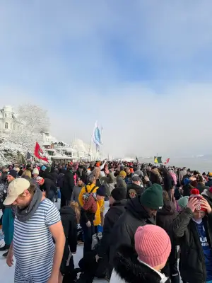 Um die 1000 Leute warten auf das Startsignal, um ins Wasser zu springen