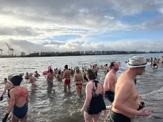 Eisbaden für den guten Zweck an Silvester 2025.