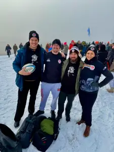 Gruppenbild von vier Personen, die sich in Hamburg zum Eisbaden für den guten Zweck treffen.