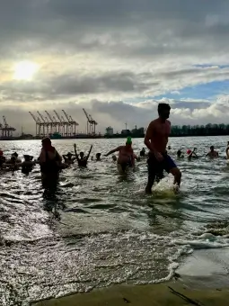 Eisbaden für das Marianne Doell Haus der Hoffnungsorte