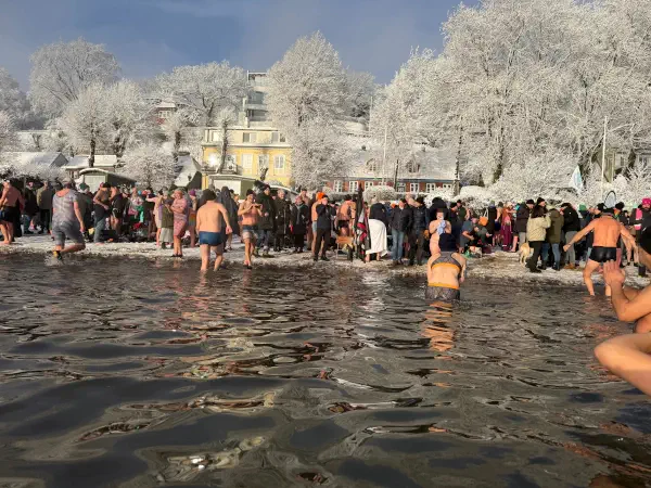 Anbaden bei winterlichen Temperaturen.