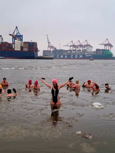 Eisbaderin freut sich.