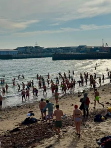 Menschen gehen auf Helgoland in die Nordsee bei kalten Termperaturen
