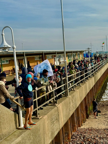 Menschengruppe auf einer Brücke