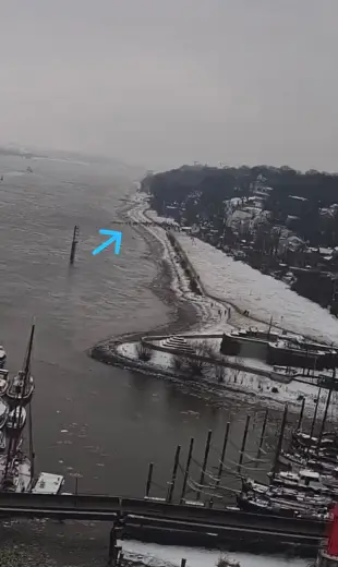 Eisbader stehen Sclange, um ins Wasser zu gehen.