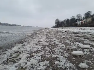 Elbstrand bedeckt mit Schnee und Eis