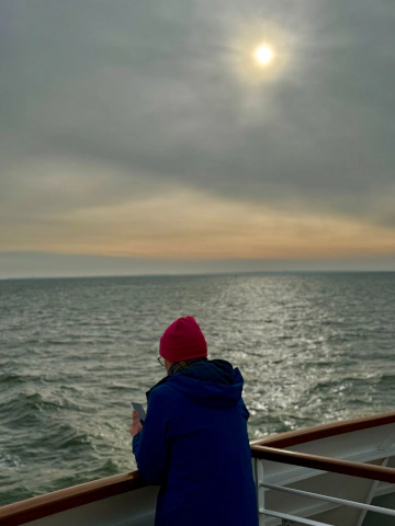 Person blickt auf das Meer