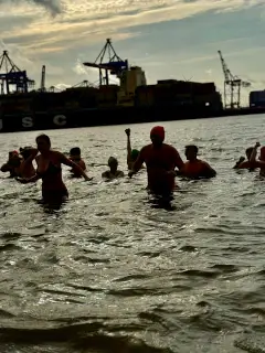 Menschen gehen für den guten Zweck im Februar in die Elbe.