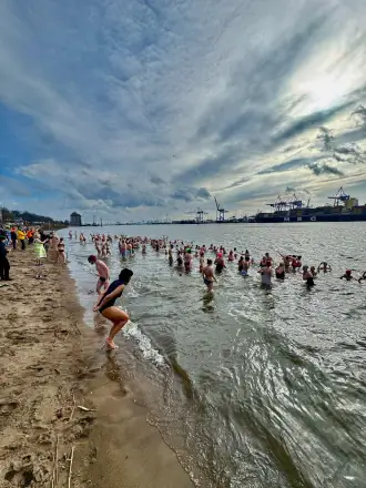 Eisbademeisters sammeln Spenden für die mobile Zahrnarztpraxis.