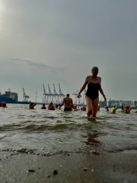 Eisbaderin kommt aus dem Wasser