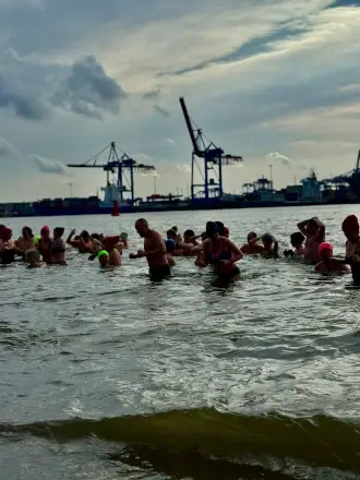 Eisbader gehen für den guten Zweck ins eisige Wasser.