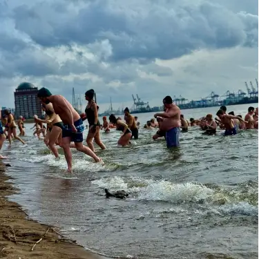 Spendenaktion am Elbstrand - Menschen frieren sich den Mors im kaltem Wasser ab, um anderen Menschen zu helfen.