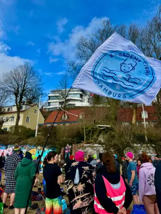 Eisbademeisters Hamburg treffen sich wöchentlich am Elbstrand, um Spenden zu sammeln.
