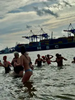 Hamburger und Menschen aus der Umgebung gehen für die mobile Zahnartzpraxis ins kalte Wasser, um Spenden zu sammeln.